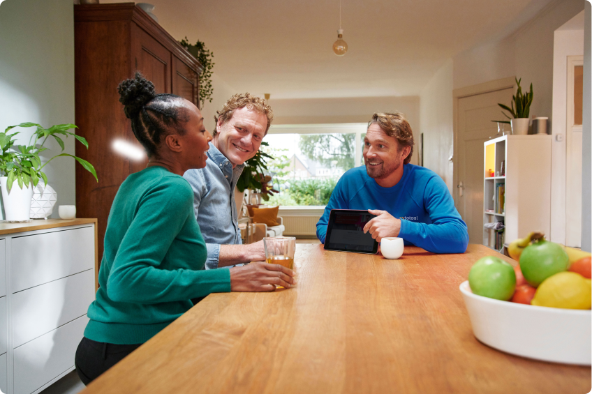 Monteur aan keukentafel bij een klant