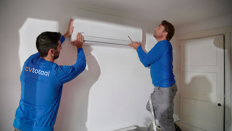 Installateurs die een airco ophangen