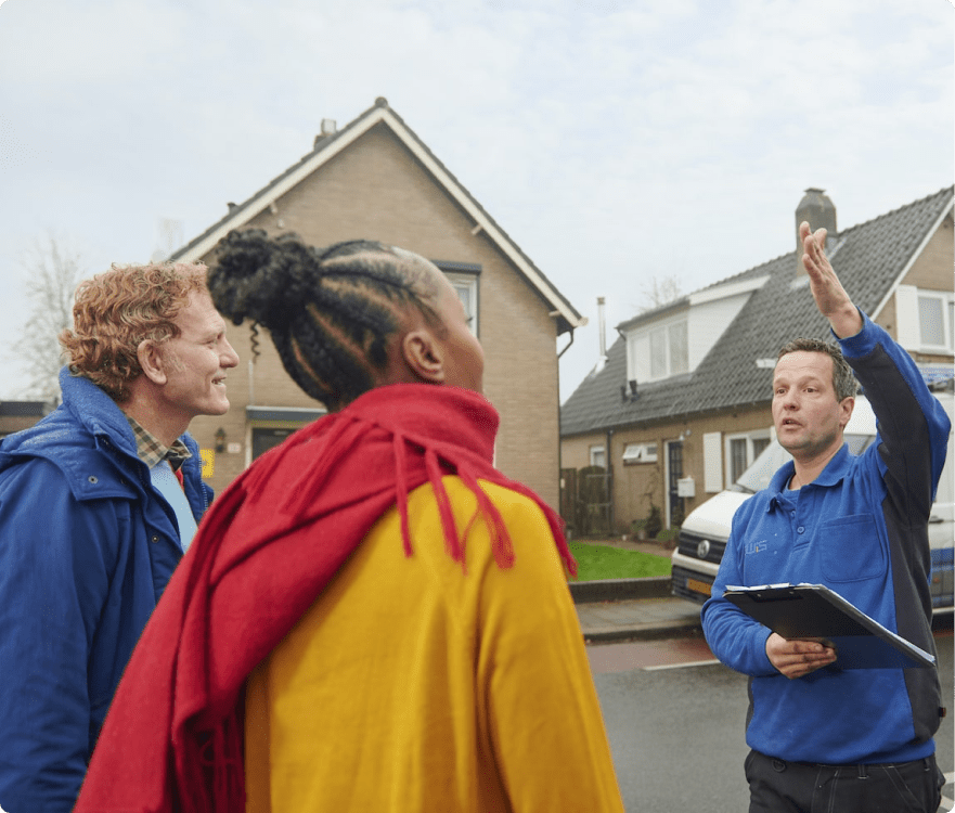zonnepanelen adviseur in gesprek met klanten