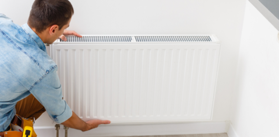 installateur die radiator installeert