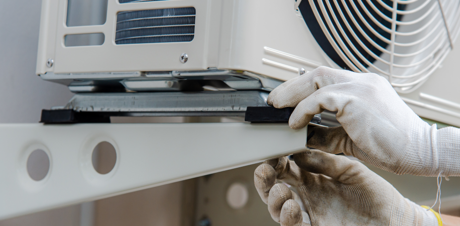 installateur bezig met installeren buitendeel warmtepomp