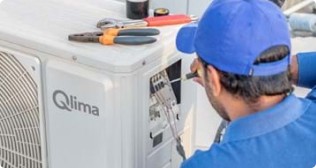 installateur installeert airco
