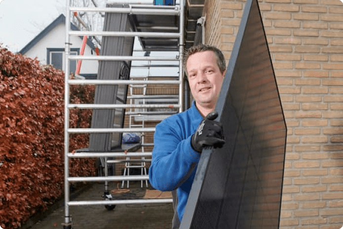 zonnepanelen installateur bezig 