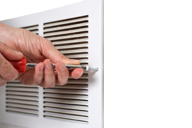 installateur bezig met ventilatieventiel schroeven