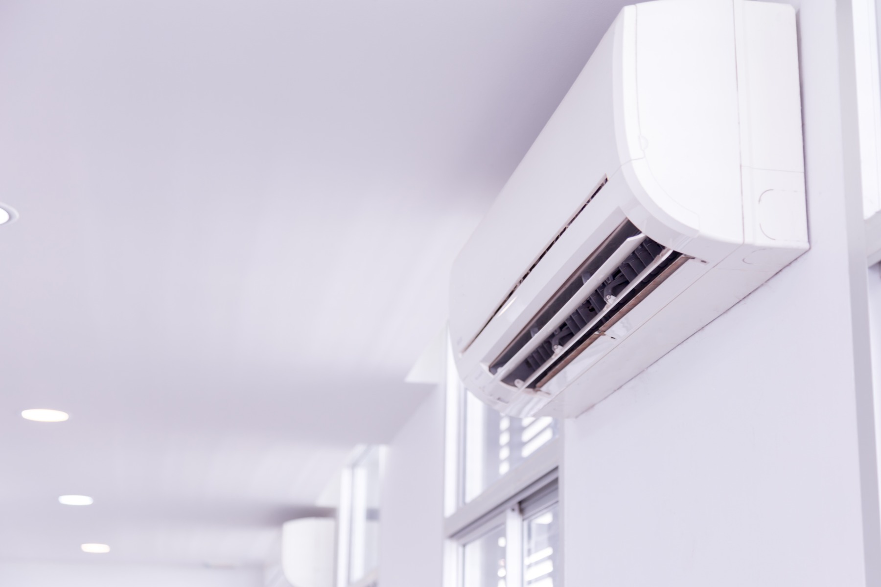 binnenunit split airco aan de muur woonkamer